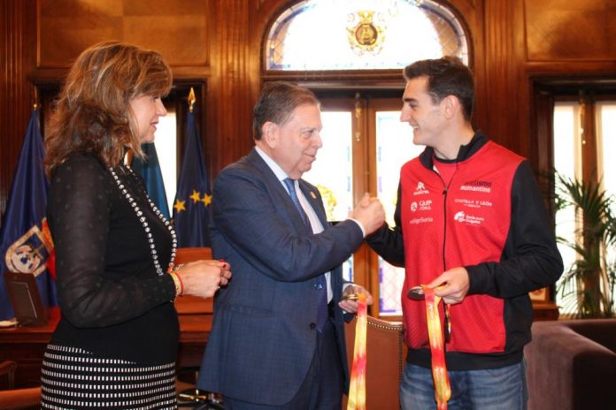 Imagen El Alcalde de Oviedo recibe a Nacho Bernardo, Campeón de España Sub-23 de Salto de Altura en pista cubierta