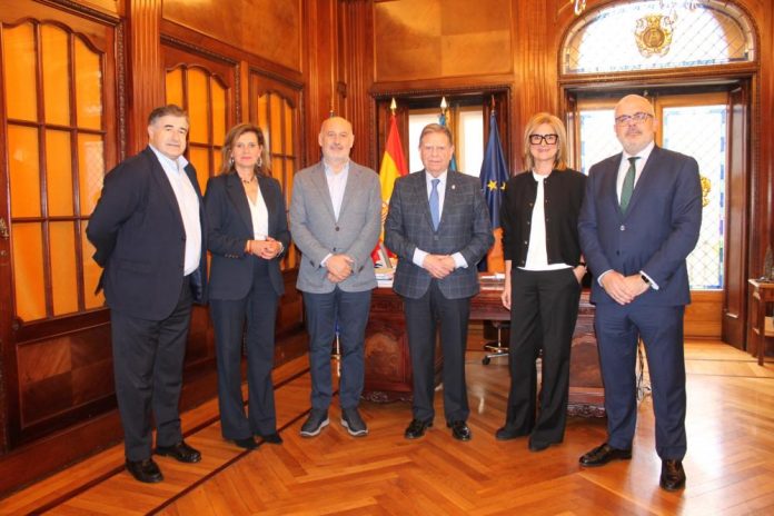 Imagen El alcalde recibe a una delegación de la Fundación Real Madrid, encabezada por su embajador Ricardo Gallego