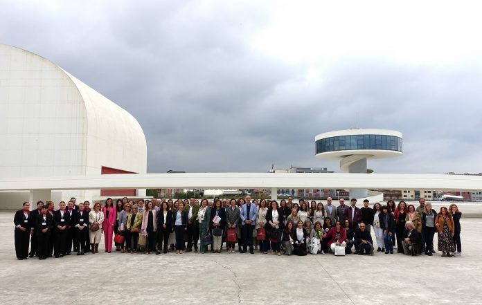 Fotografía realizada en el exterior del Centro Niemeyer con todas las personas asistentes al acto de clausura del VIII Enfoca Talento