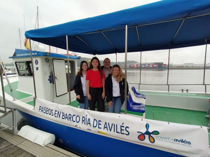 Raquel Ruiz, junto a la tripulación del barco que realiza los paseos por la ría de Avilés