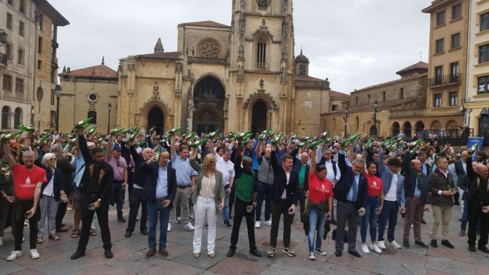 Imagen Oviedo celebra el Día Mundial de la sidra con un escanciado simultáneo con cientos de participantes