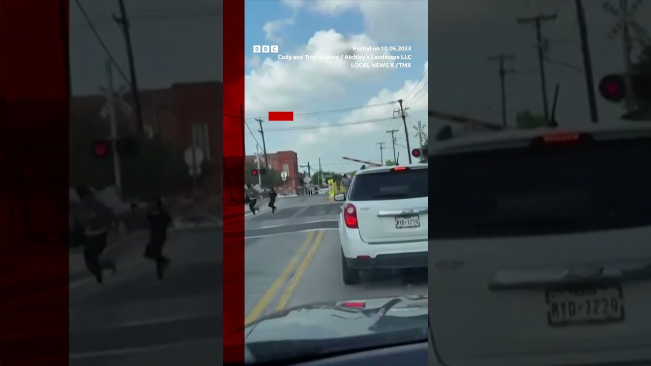 Video: Pasajeros escapan segundos antes de que el tren chocara con su auto. #Shorts #Texas