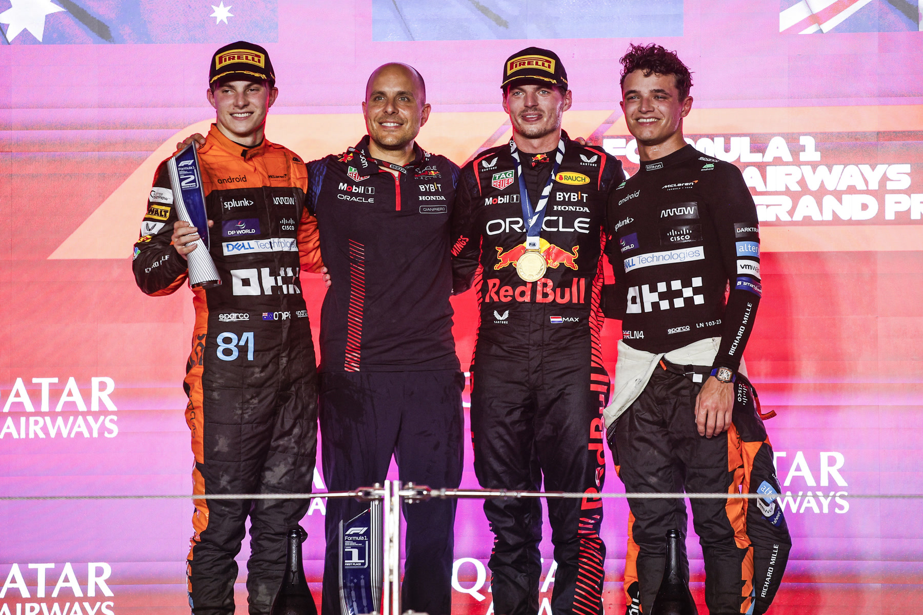 Max Verstappen triunfa en Qatar antes que los McLarens mientras el dúo de Mercedes choca