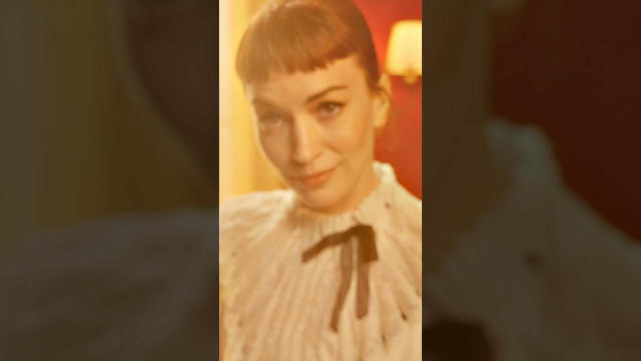 Britt Lower en los 75th Emmys #Shorts (12 palabras)