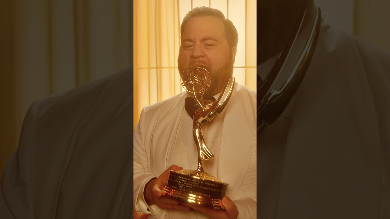 Paul Walter Hauser en 75th Emmys #Shorts conmemorando su éxito