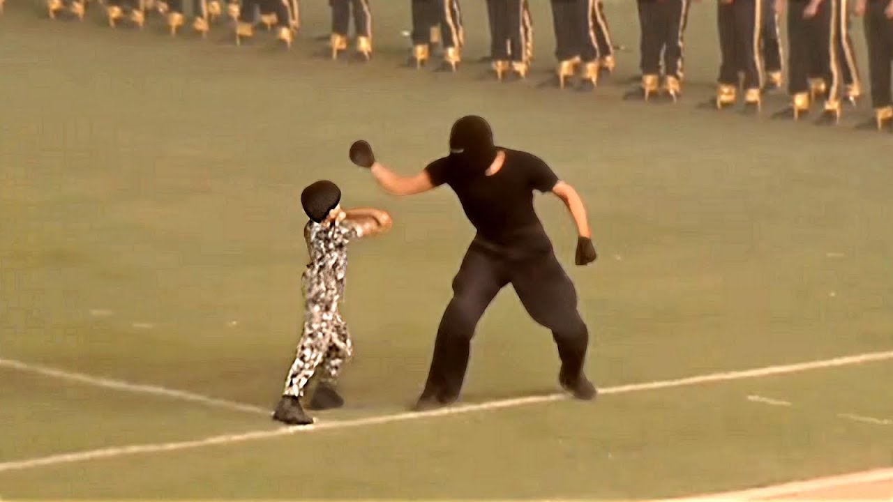 Este niño es tan fuerte que nadie puede vencerlo.