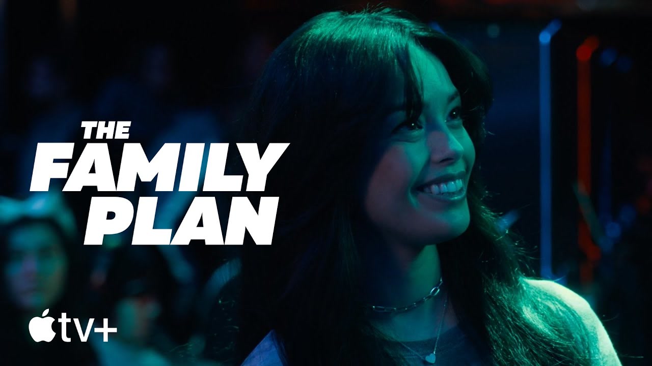 Escena de convención de juegos en Apple TV+: El Plan Familiar.