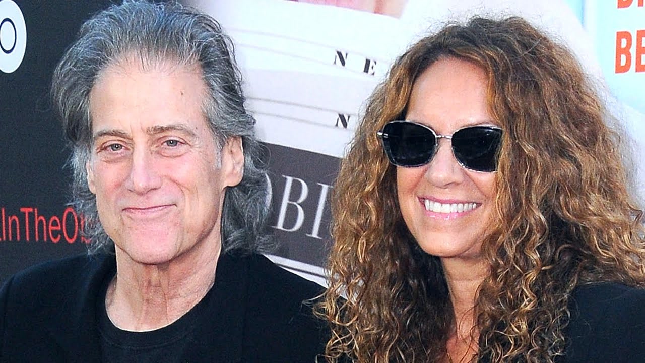El emotivo mensaje final de Richard Lewis a su esposa conmueve a todos.
