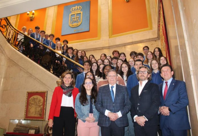 Imagen El Alcalde de Oviedo recibe a un grupo de estudiantes de la Brighton High School, de Nueva York