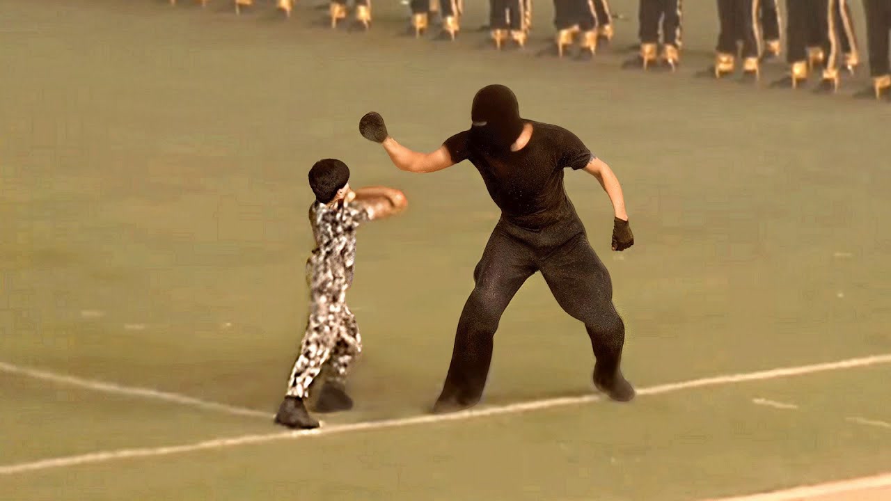 Este niño es tan fuerte que nadie puede vencerlo.