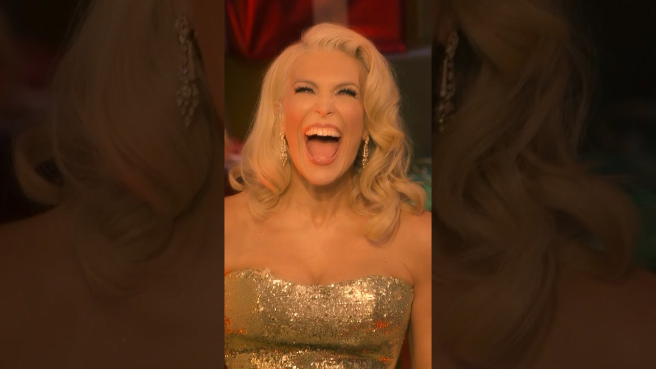 HANNAH WADDINGHAM BRILLA DURANTE 13 SEGUNDOS ABSOLUTAMENTE RADIANTE. #NAVIDADESCONHANNAHWADDINGHAM #CORTOS