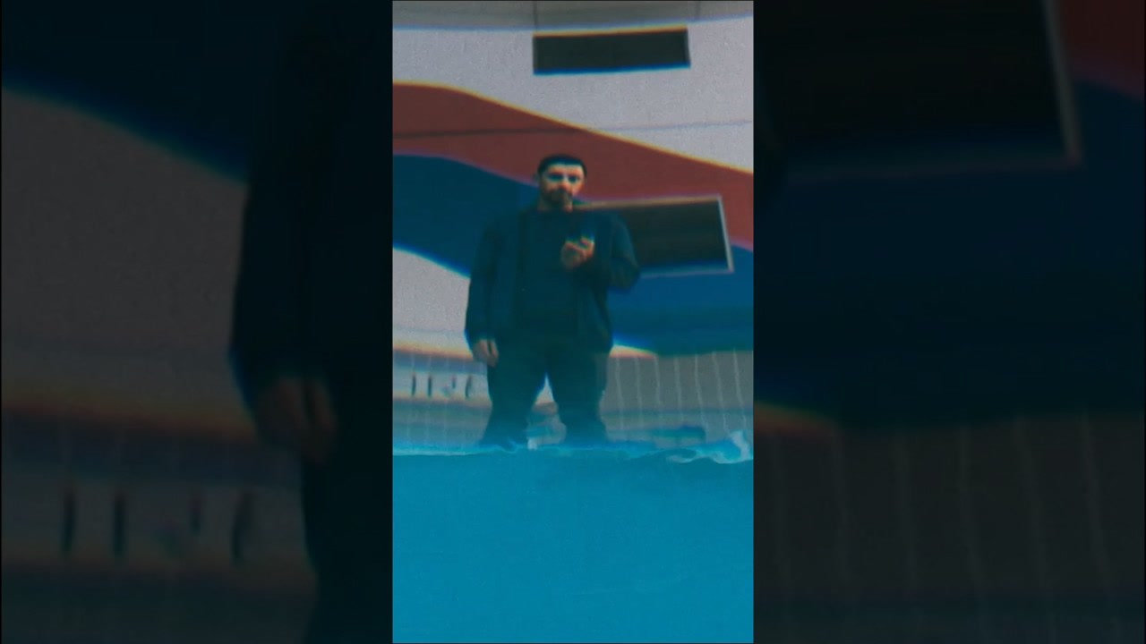 LA DISTORSION DEL AMOR SE REFLEJA EN LAS UÑAS Y SHORTS.