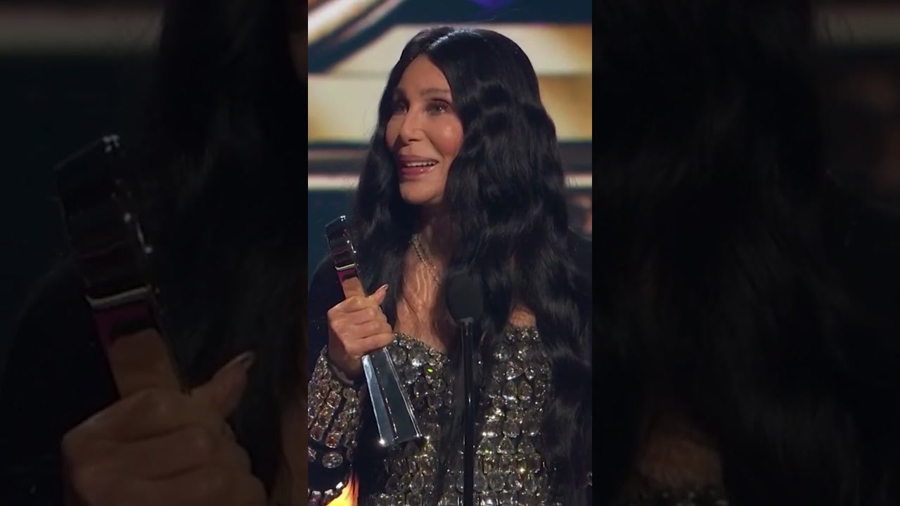 Cher revela dato divertido sobre sus pantalones de discurso de aceptación #iHeartAwards2024