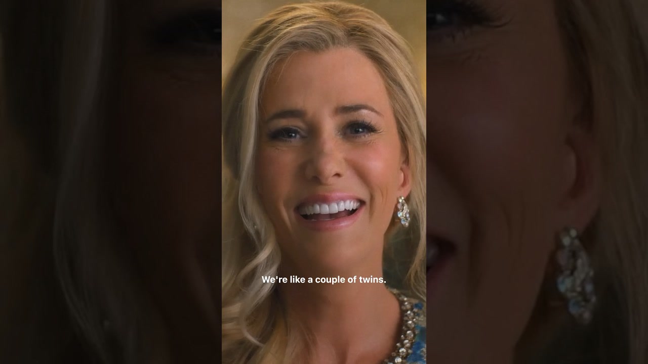 KRISTEN WIIG Y ALLISON JANNEY BRILLAN EN ROPA INSPIRADA EN LOS 60.