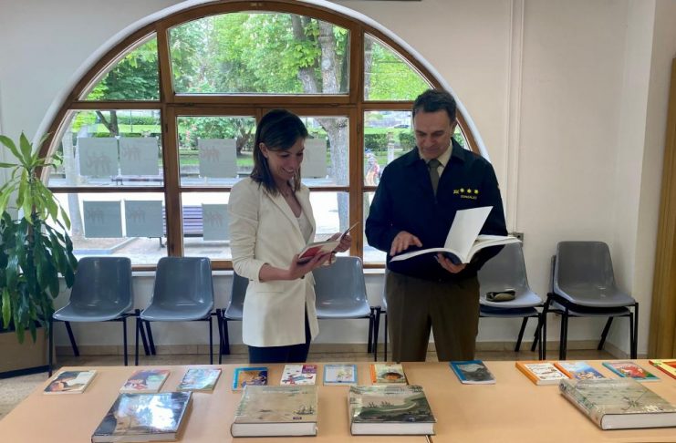 Imagen La Delegación de Defensa en Asturias dona a la Biblioteca de la Granja varios volúmenes para adultos y niños con motivo del Día del Libro