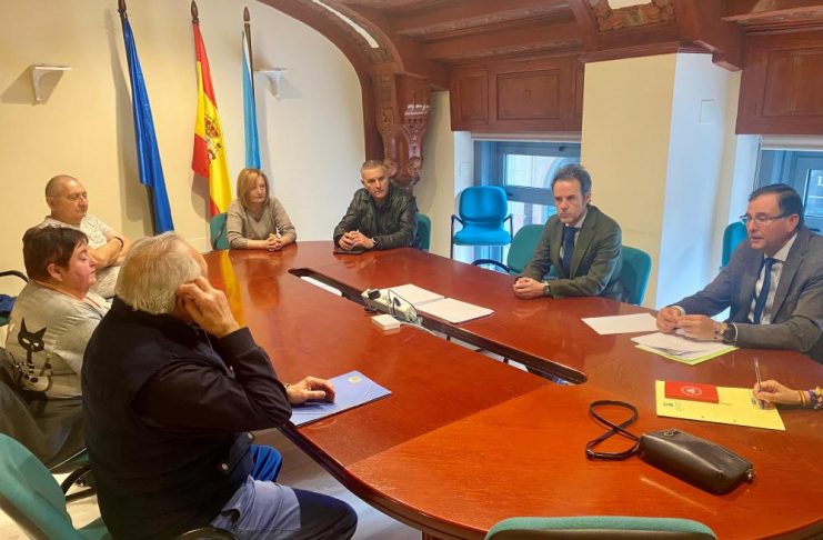 Imagen El Ayuntamiento de Oviedo recibe al alcalde de Morcín y vecinos del municipio para explicarles el alcance de las obras de reparación que se van a realizar en el Canal del Aramo