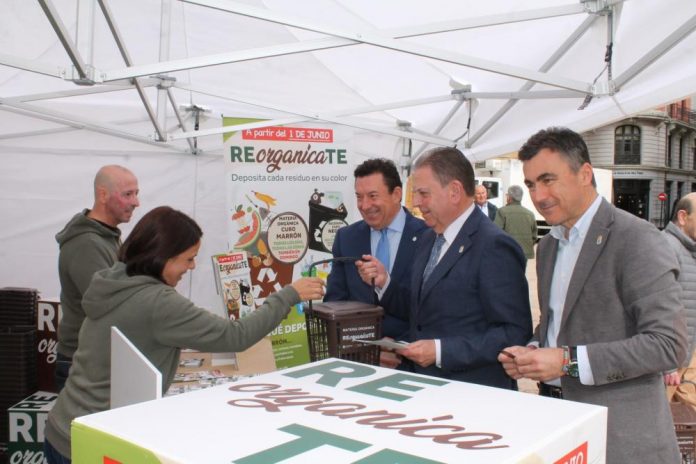Imagen El Alcalde participa en la campaña de concienciación sobre reciclaje y el uso del cubo marrón