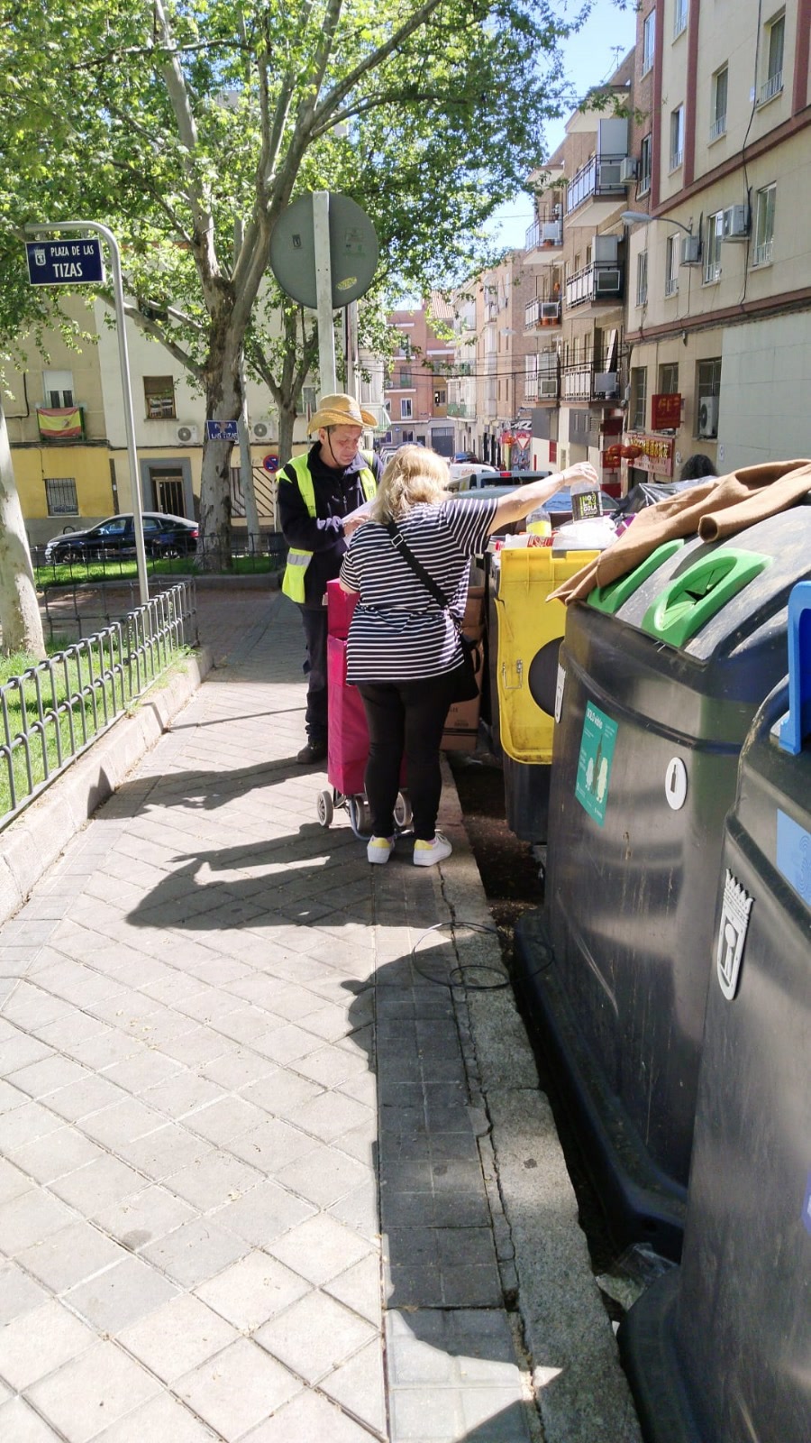 Plan de acciones para combatir el abandono de residuos en Usera: aumento de vigilancia en las zonas problemáticas y más contenedores para los residentes.