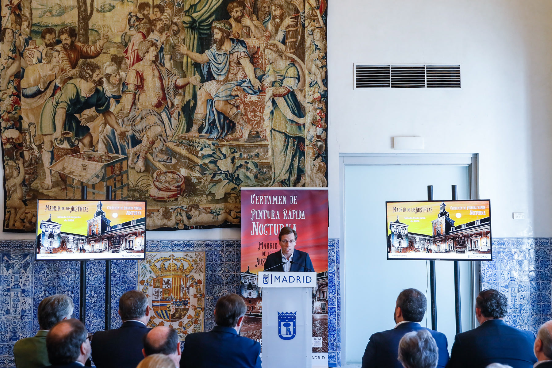 Almeida invita a capturar «el corazón de la ciudad» en el primer Certamen de Pintura Rápida Nocturna Madrid de los Austrias