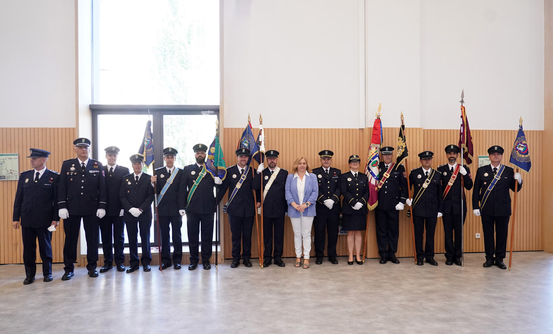 Sanz entrega despachos a 29 nuevos subinspectores de la Policía Municipal