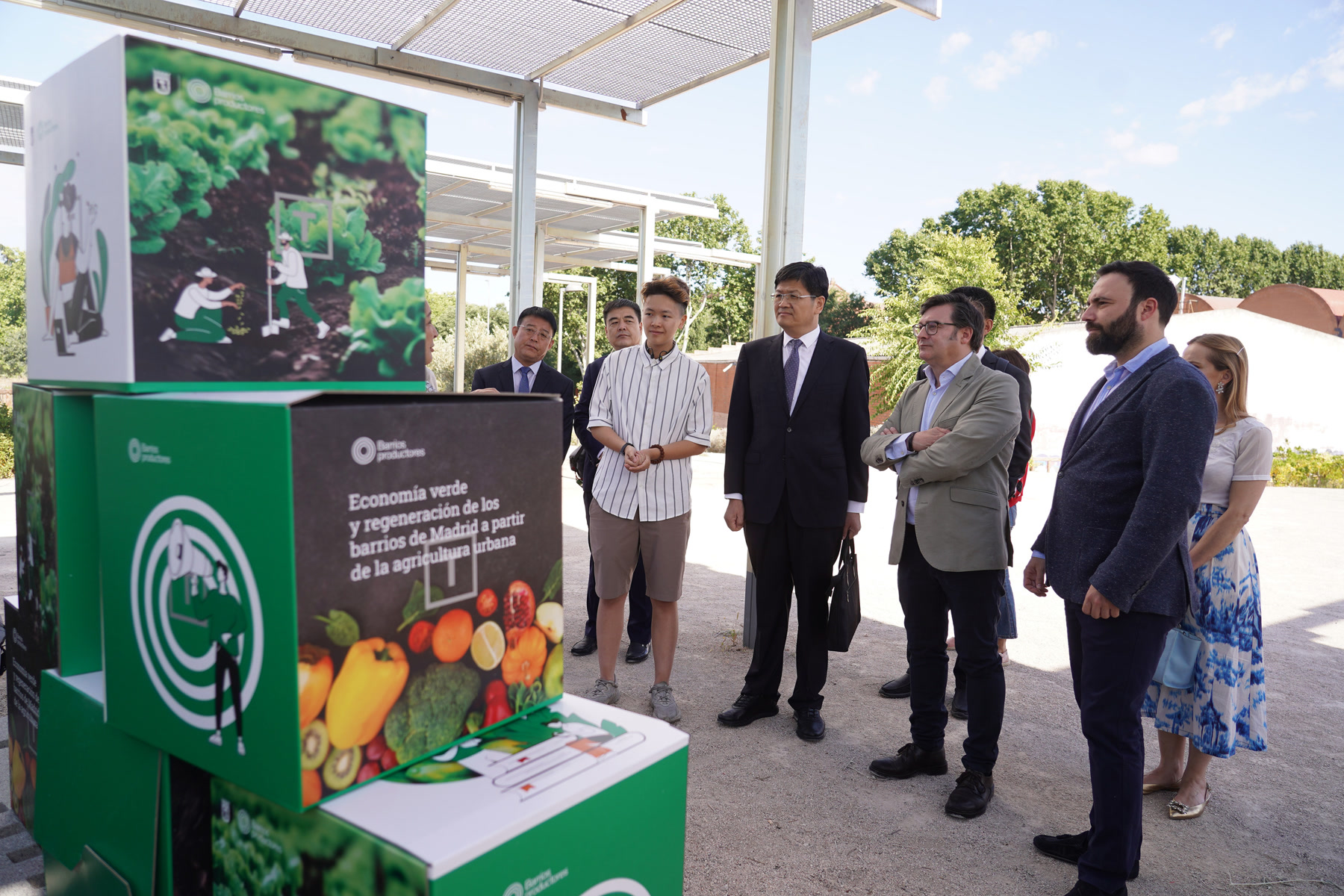 Delegación china explora el Huerto Formativo El Pozo para descubrir la innovadora iniciativa ‘Barrios Productores’ de Madrid
