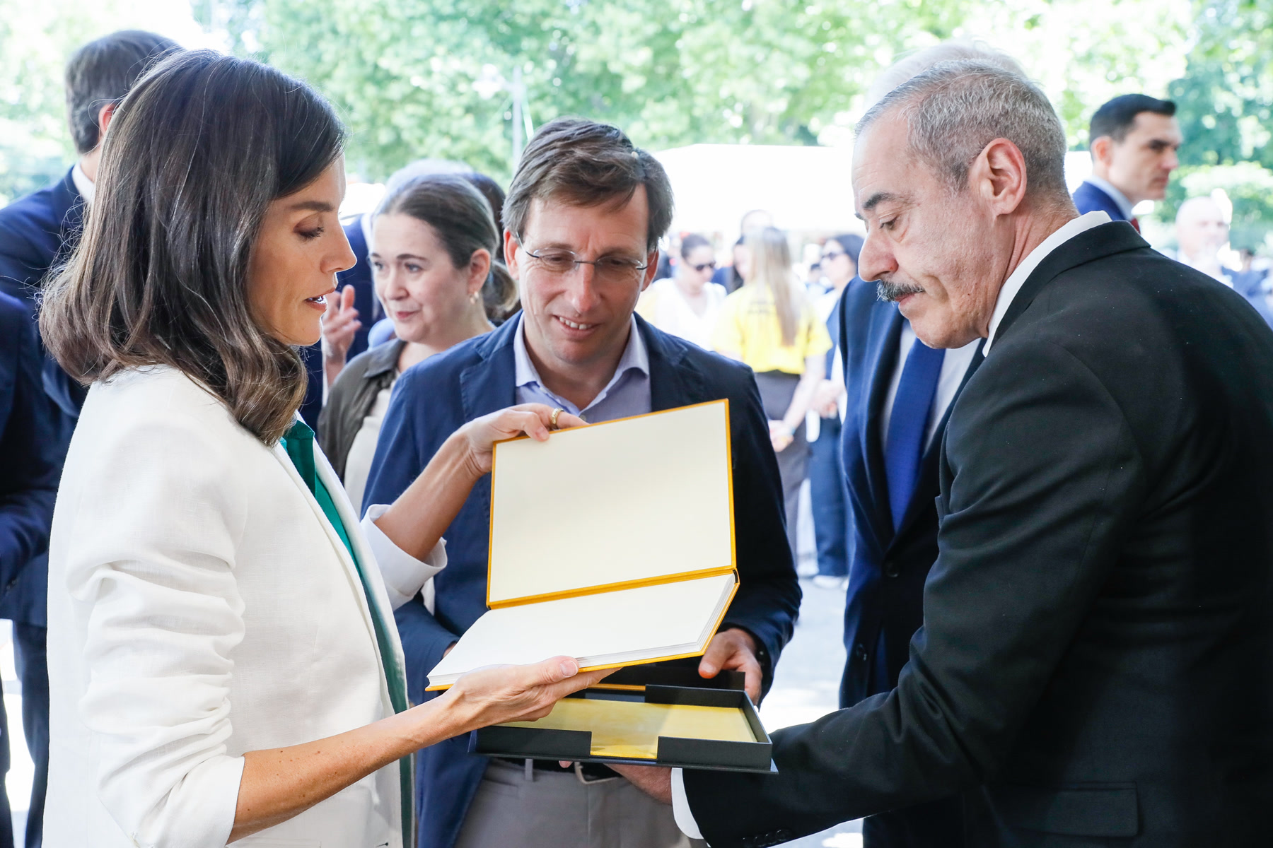 «Almeida invita a sumergirse en la Feria del Libro: ‘Leer es de las mejores actividades'»