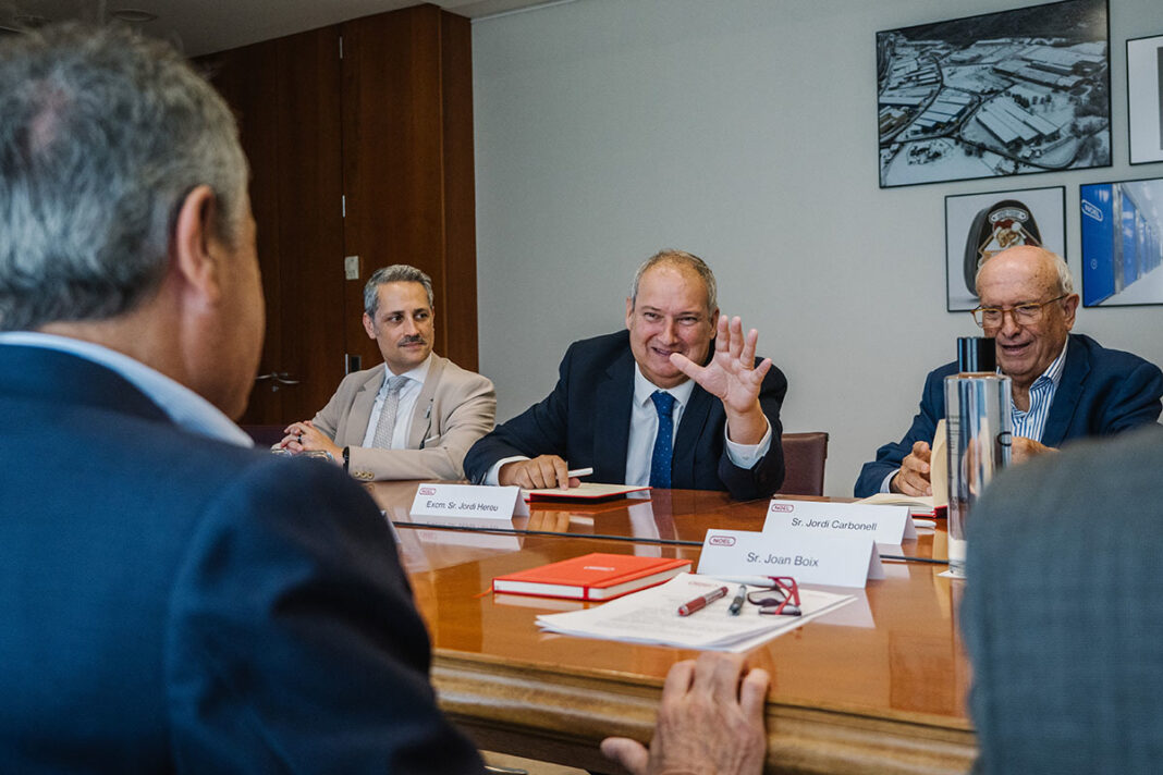 El ministro de Industria y Turismo, Jordi Hereu, en la reunión que ha mantenido en la empresa cárnica Noel Alimentaria.