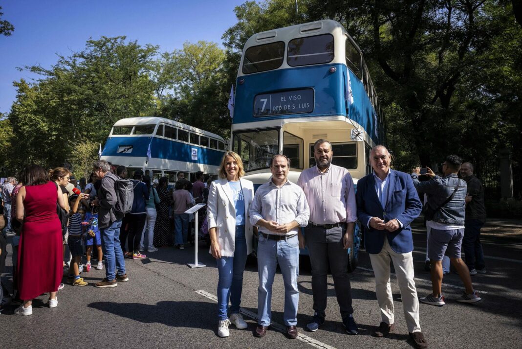 El delegado de Urbanismo, Medio Ambiente y Movilidad, Borja Carabante, y el concejal de centro, Carlos Segura, en la Fiesta de la Movilidad