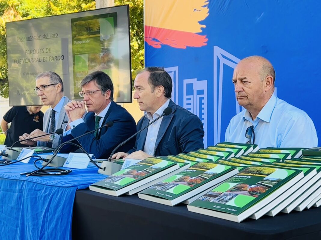 El delegado de Medio Ambiente, Borja Carabante, y el concejal de Fuencarral-El Pardo, José Antonio Martínez Páramo, con los autores del libro Parques de Fuencarral-El Pardo