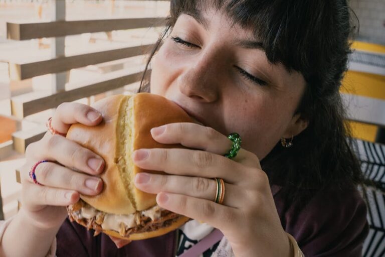 Disfruta sin miedo a las manchas: La Ordenatriz protege tu ropa después de saborear la McExtreme Pulled Pork de McDonald’s
