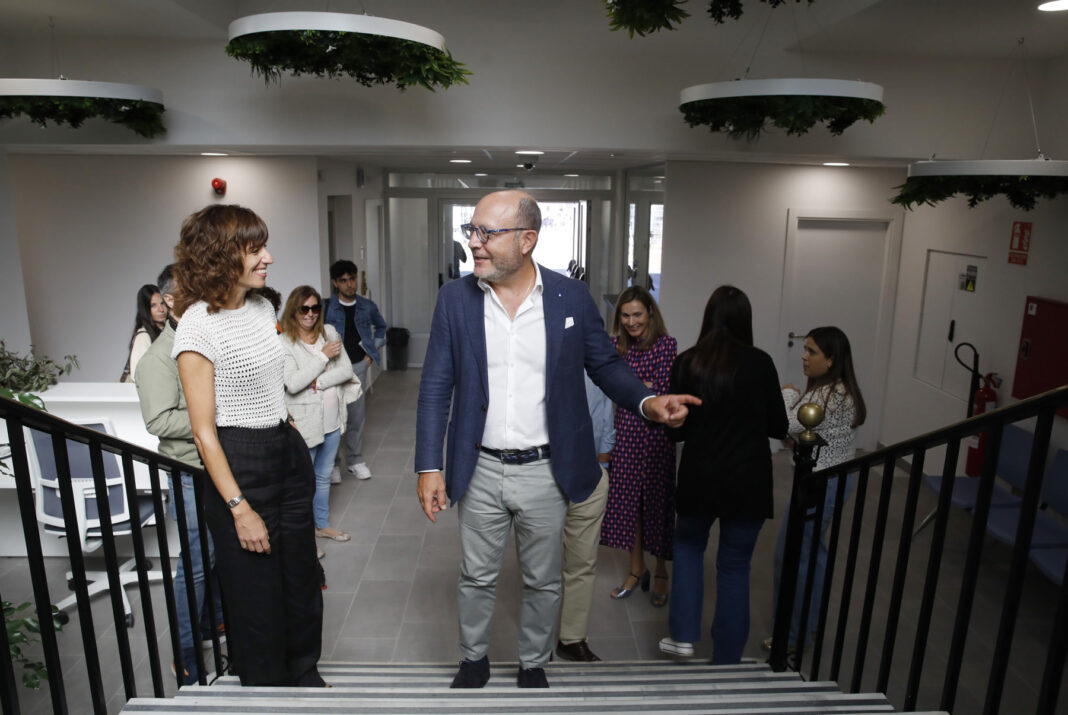 El delegado de Políticas Sociales, Familia e Igualdad, José Fernández, en su visita al centro de acogida temporal Pedro Meca