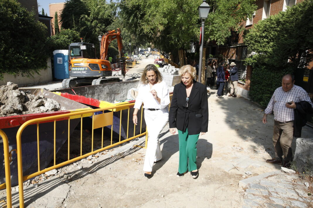 La delegada de Obras y Equipamientos, Paloma García Romero, acompañada de la concejala de Chamartín, Yolanda Estrada, en su visita a la primera fase de los trabajos de remodelación de las colonias históricas de Iturbe IV-El V