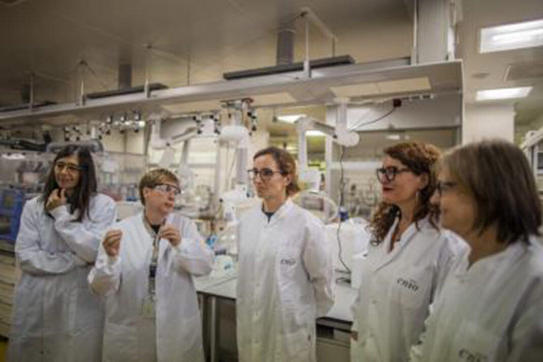 La ministra de Sanidad, Mónica García, durante la visita al Centro Nacional de Investigaciones Oncológicas (CNIO).