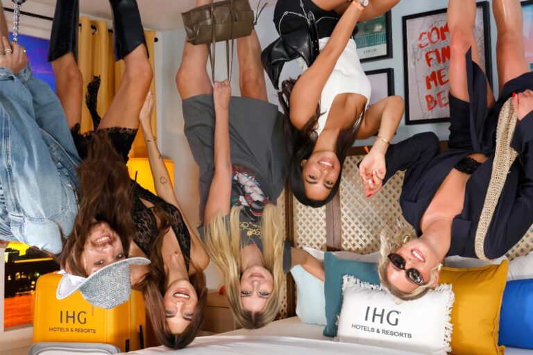 IHG Hotels & Resorts sorprende con habitación de hotel al revés en Lollapalooza Berlín