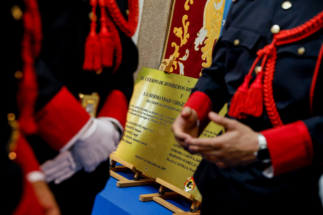 Homenaje a los bomberos fallecidos en los Almacenes Arias
