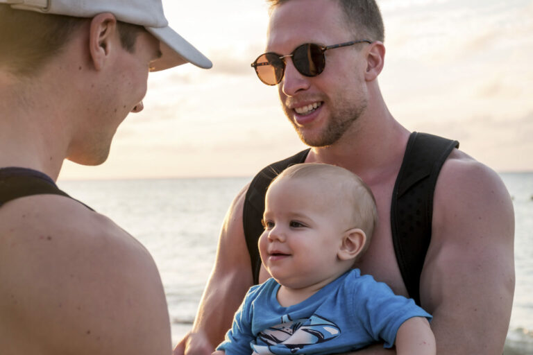 Más de la mitad de los viajeros LGTBI+ en España ha enfrentado discriminación al viajar