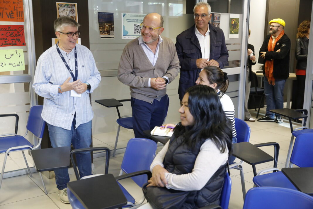 El delegado de Políticas Sociales, Familia e Igualdad, José Fernández, en su visita de hoy