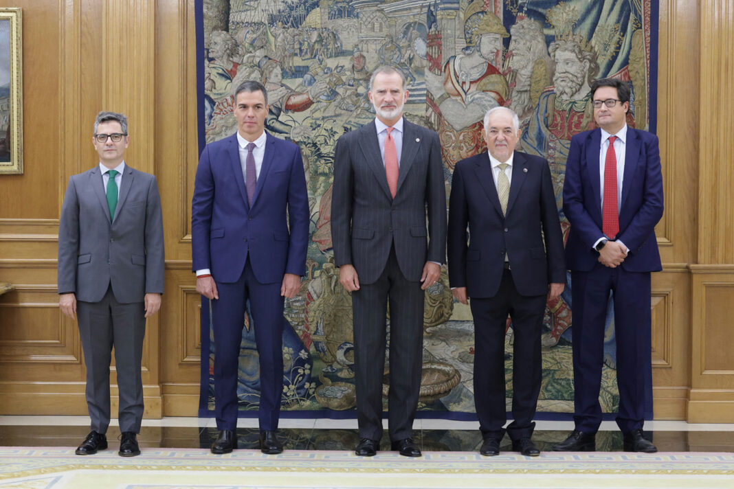 Pedro Sánchez da la bienvenida a Óscar López como nuevo