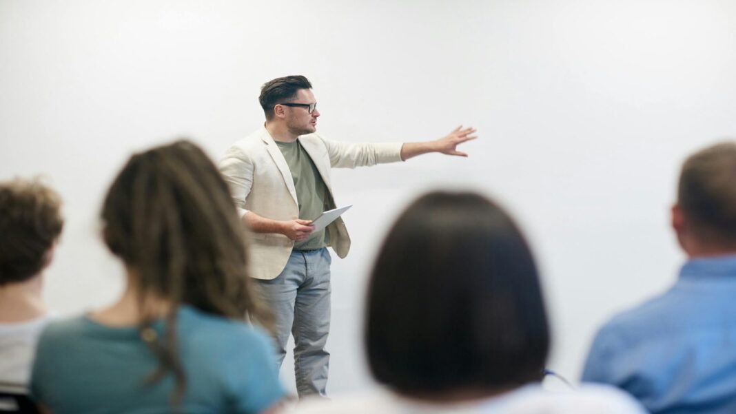 Profesor en una clase