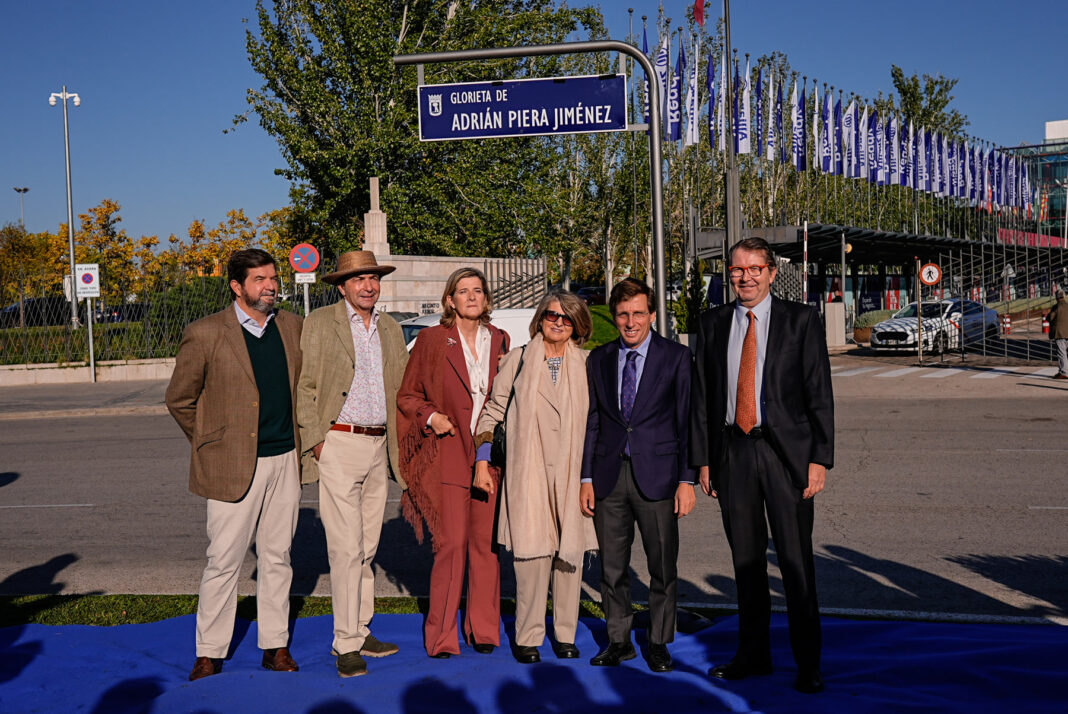 Asistentes al acto de descubrimiento de la placa de la glorieta Adrián Piera Jiménez, al que han asistido el alcalde de Madrid, José Luis Martínez-Almeida, y el concejal de Barajas, Juan Peña