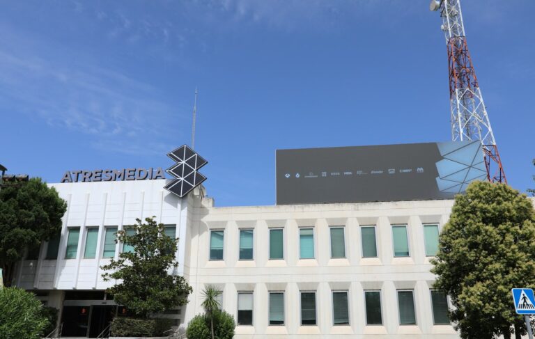 Antena 3 se impone en octubre, liderando con gran diferencia a sus competidores