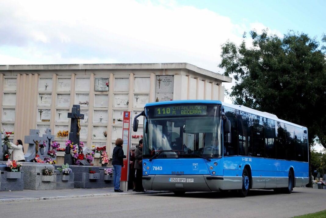 Imagen de archivo de un autobús de EMT Madrid junto al cementerio de La Almudena.