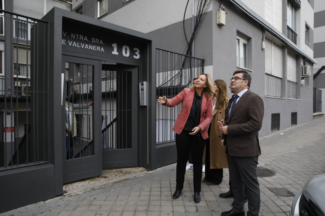 El delegado de Políticas de Vivienda, Álvaro González, visitando una de las 15 viviendas monitorizadas en un edificio residencial del distrito de Carabanchel