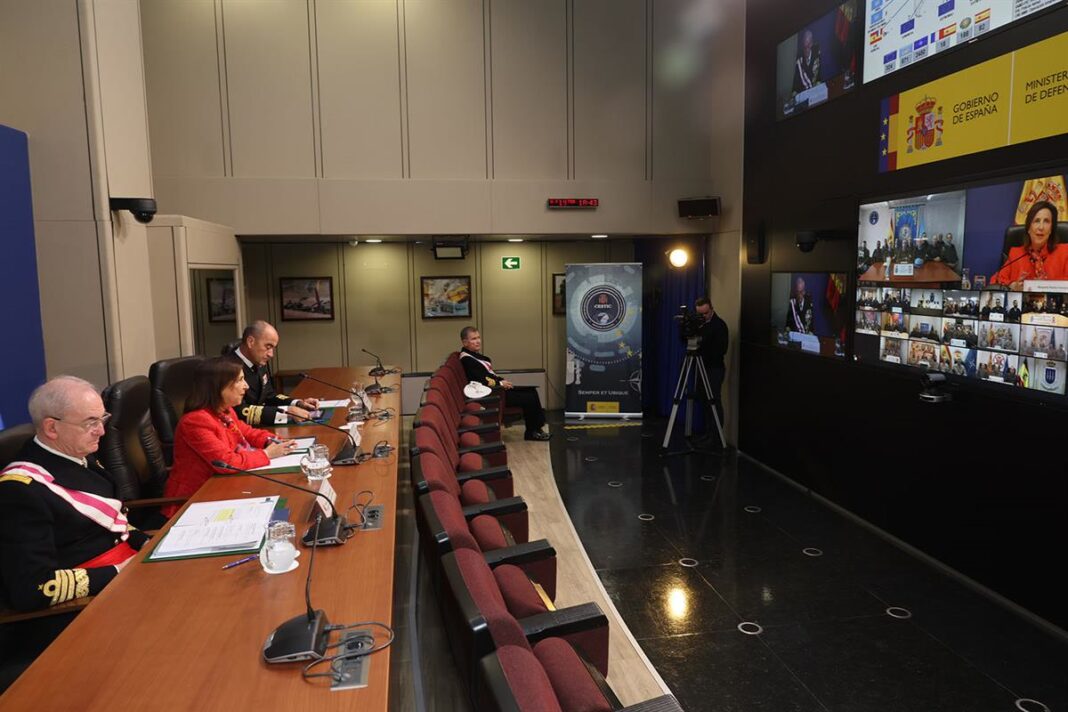 La ministra de Defensa, Margarita Robles, durante la videoconferencia mantenida con los militares españoles desplegados en misiones en el exterior.