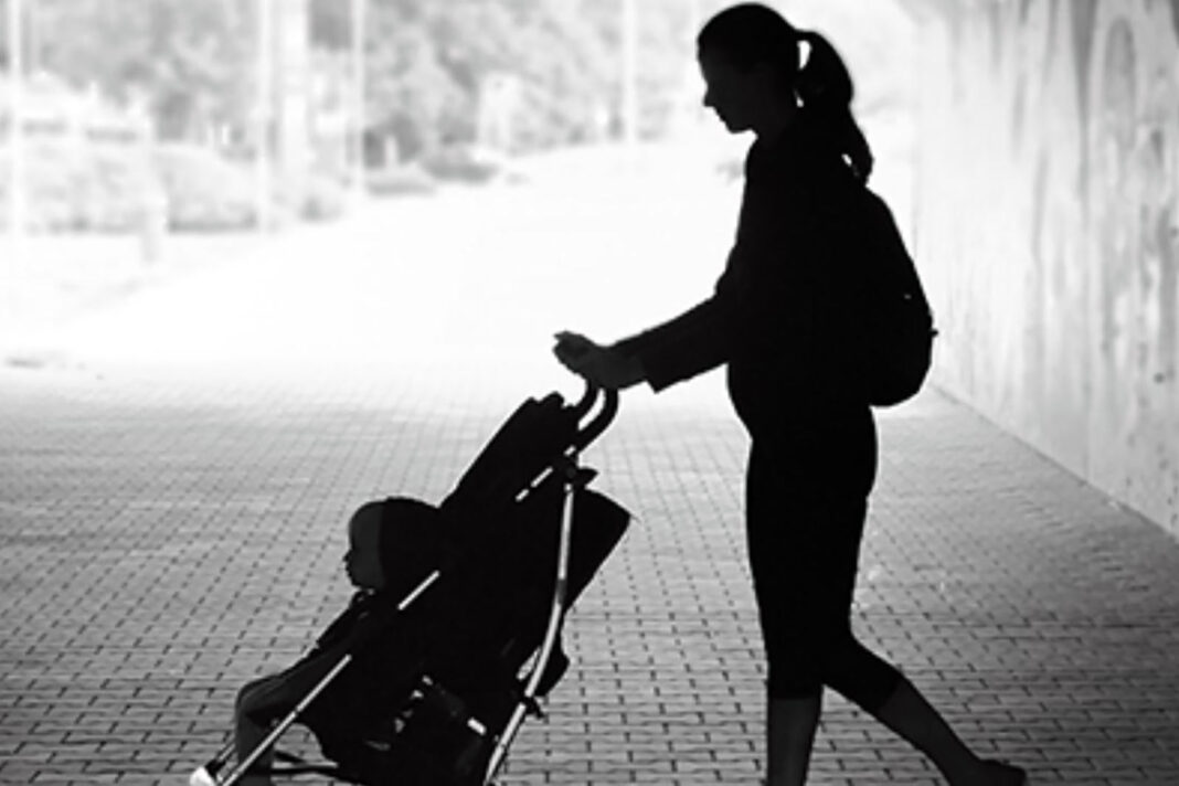 16/10/2024. Mujer con su hijo. Mujer con su hijo.