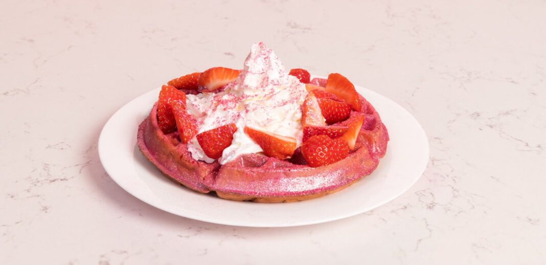 Hampton by Hilton se asocia con Paris Hilton para reinventar Sparkling Strawberry Hampton Waffle by Paris Hilton - pink waffle topped with strawberries, whipped cream and edible glitter