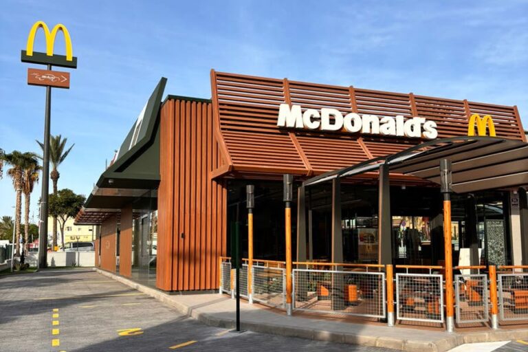 McDonald’s inaugura su primer restaurante en Vícar y refuerza su compromiso con Almería