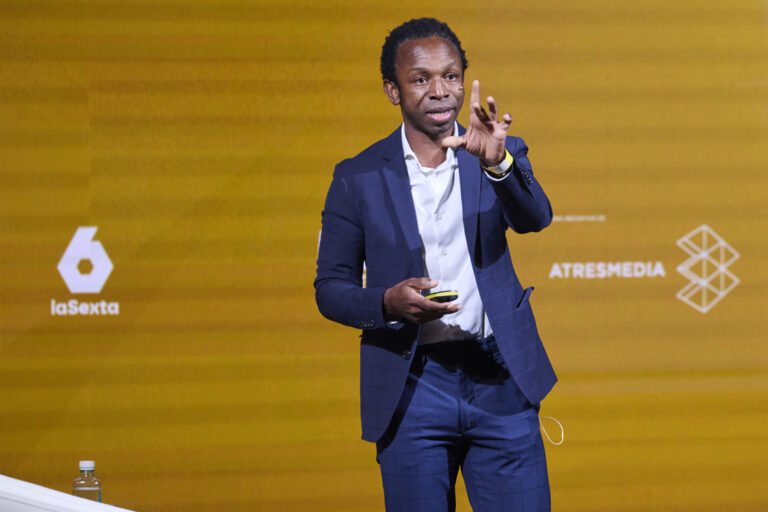 Ousman Umar afirma que el talento trasciende colores y se basa en oportunidades