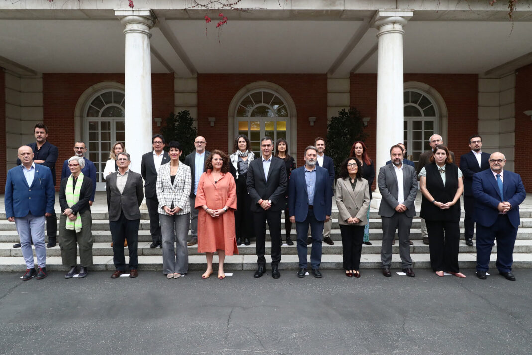 Foto de familia tras la reunión del presidente con las ONG de migraciones