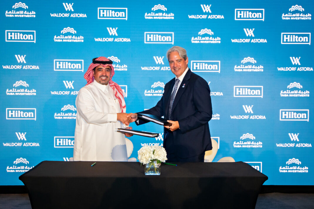 Taiba Investments y Hilton presentan el primer Waldorf Astoria en Signing Ceremony - Sultan Al Otaibi, CEO Taiba Investments and Guy Hutchinson, President, MEA, Hilton